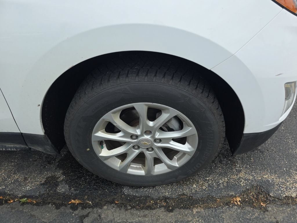 Used 2021 Chevrolet Equinox LS w/ LS Convenience Package AWD/4WD image 3