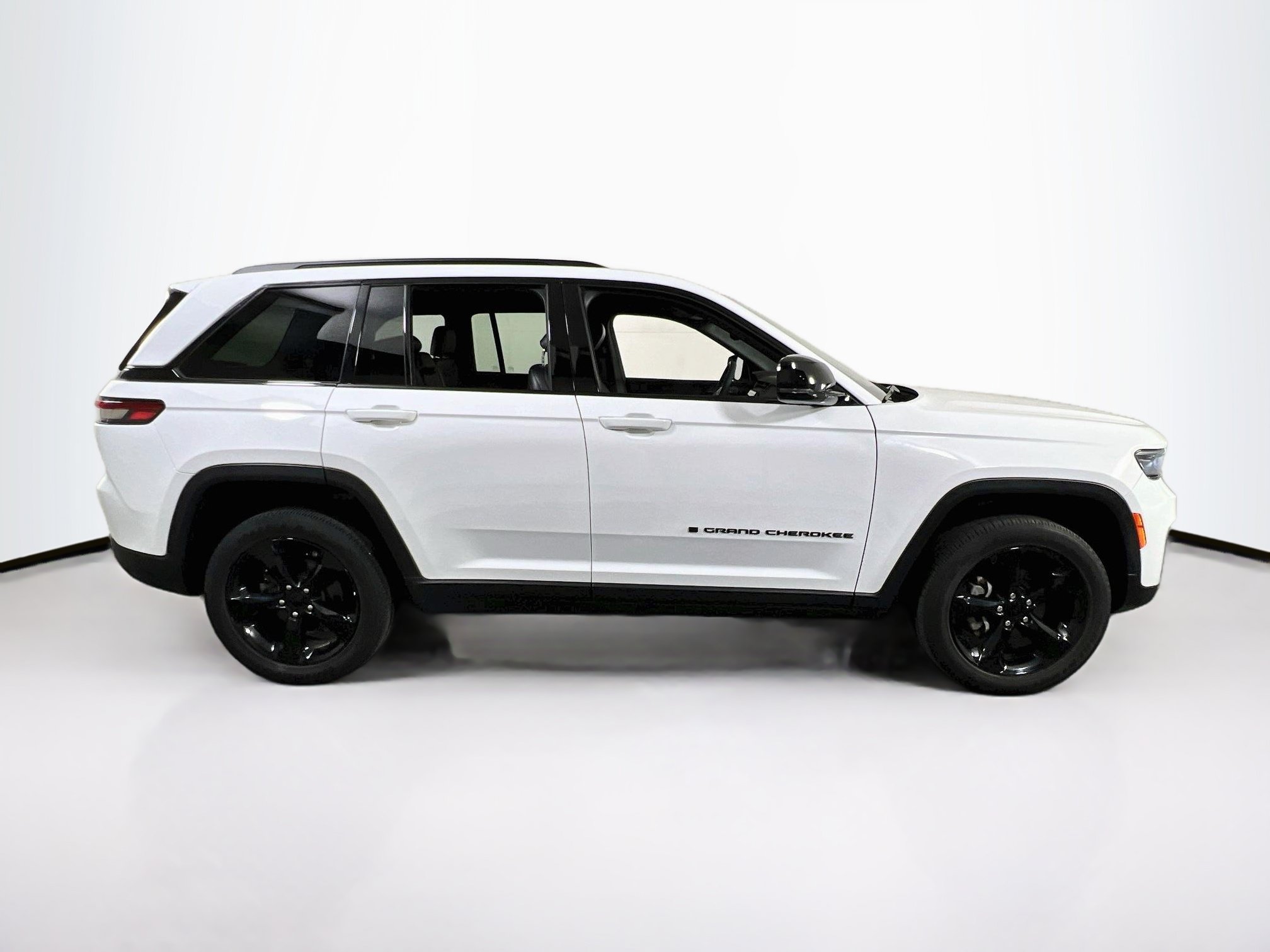 Used 2023 Jeep Grand Cherokee Altitude AWD/4WD image 4