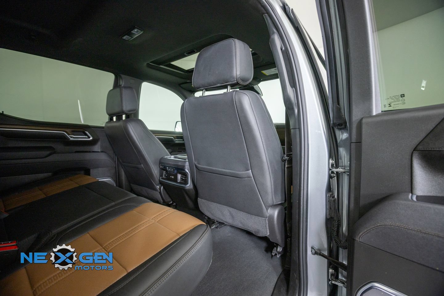 Used 2025 Chevrolet Silverado 1500 High Country w/ Technology Package AWD/4WD image 37
