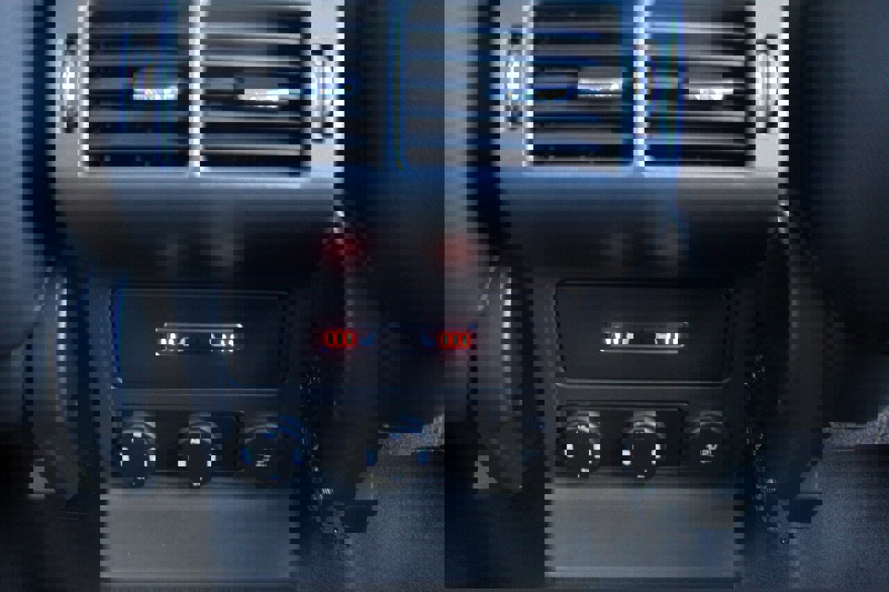 Used 2018 Jaguar F-PACE Premium image 31