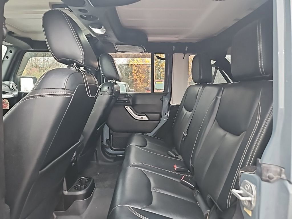 Used 2015 Jeep Wrangler Unlimited Rubicon w/ Connectivity Group image 14