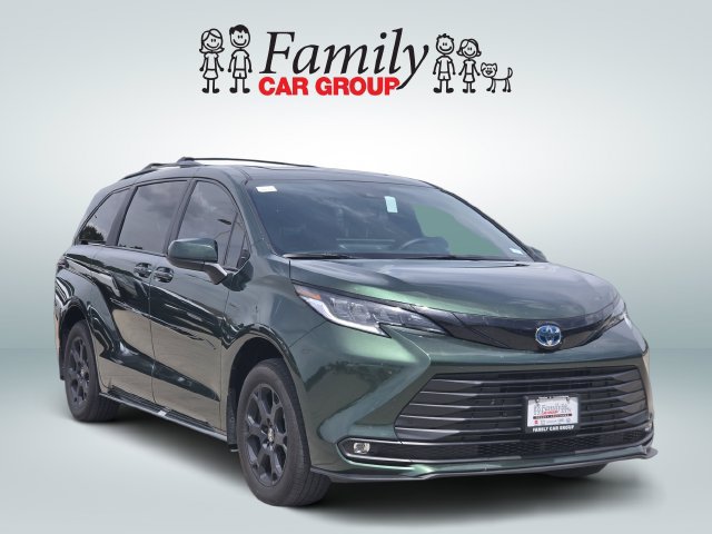 Certified 2025 Toyota Sienna XLE Woodland Edition AWD/4WD image 2