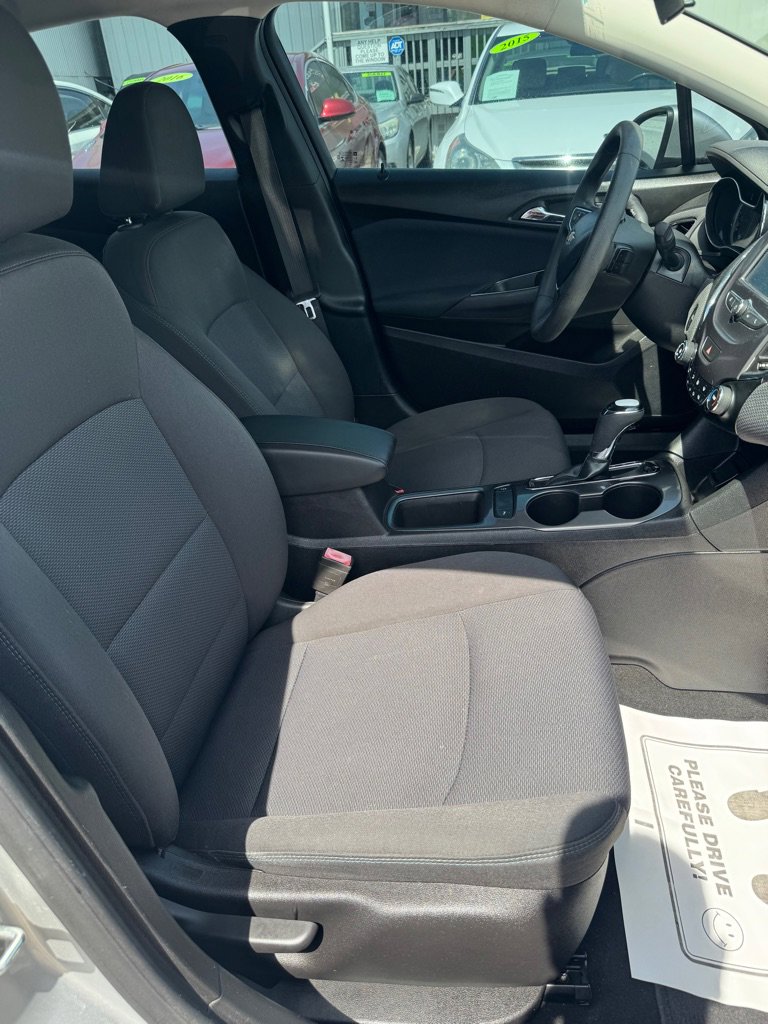 Used 2017 Chevrolet Cruze LT w/ Convenience Package FWD image 9