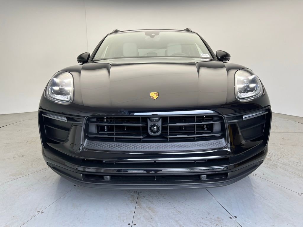 Certified 2025 Porsche Macan AWD/4WD image 25