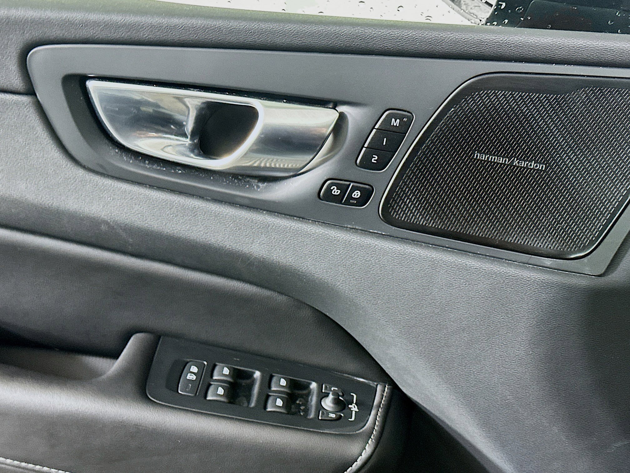 Used 2023 Volvo XC60 B5 Ultimate w/ Protection Package Premier image 15