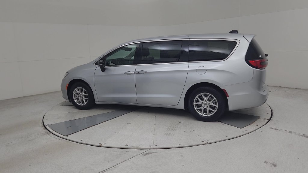 Certified 2024 Chrysler Pacifica Touring-L FWD image 12
