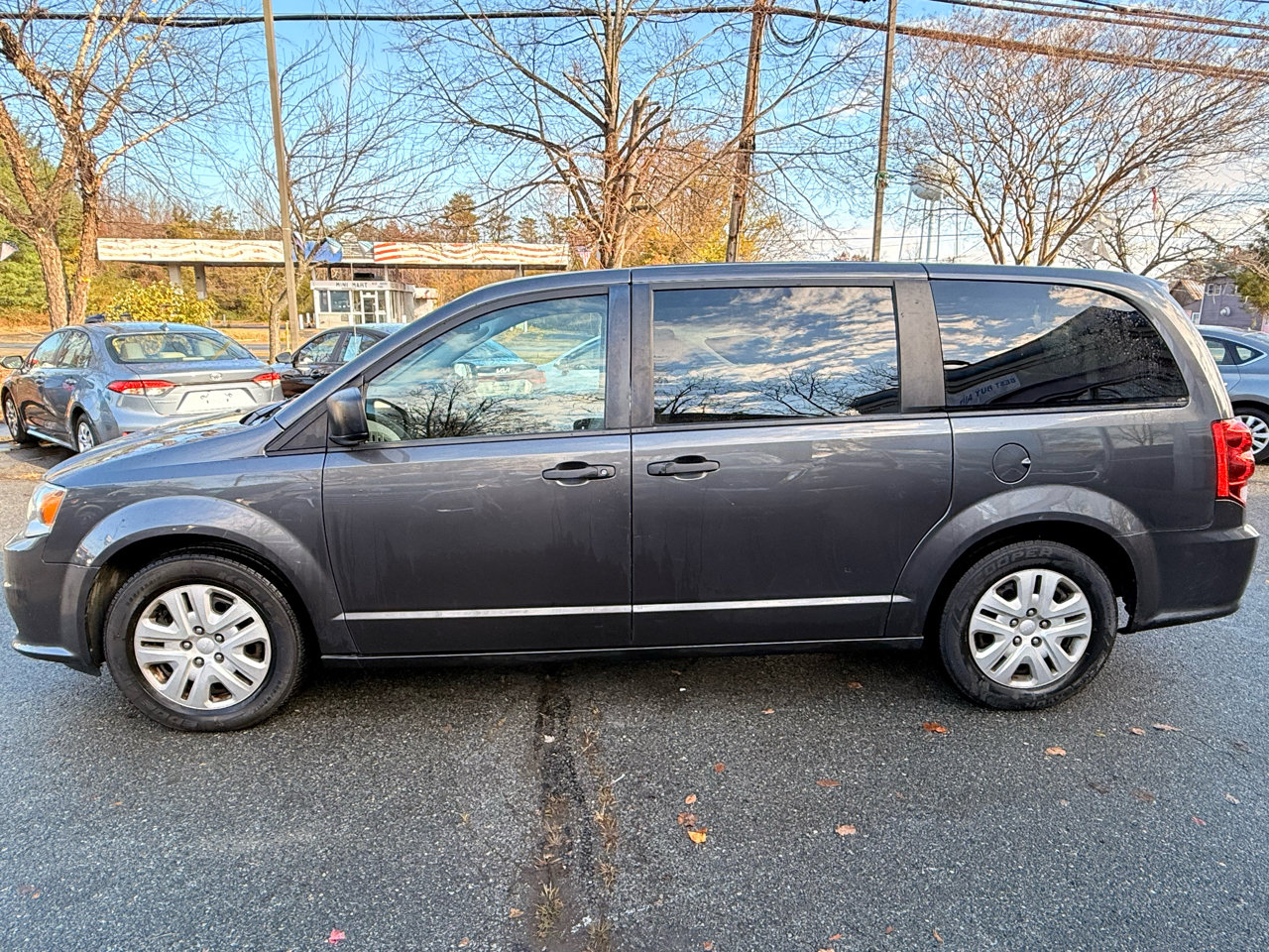 Used 2019 Dodge Grand Caravan SE w/ UConnect Hands-Free Group image 4