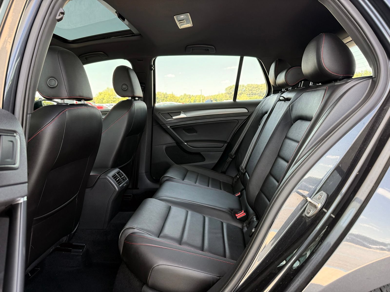 Used 2018 Volkswagen GTI SE FWD image 20