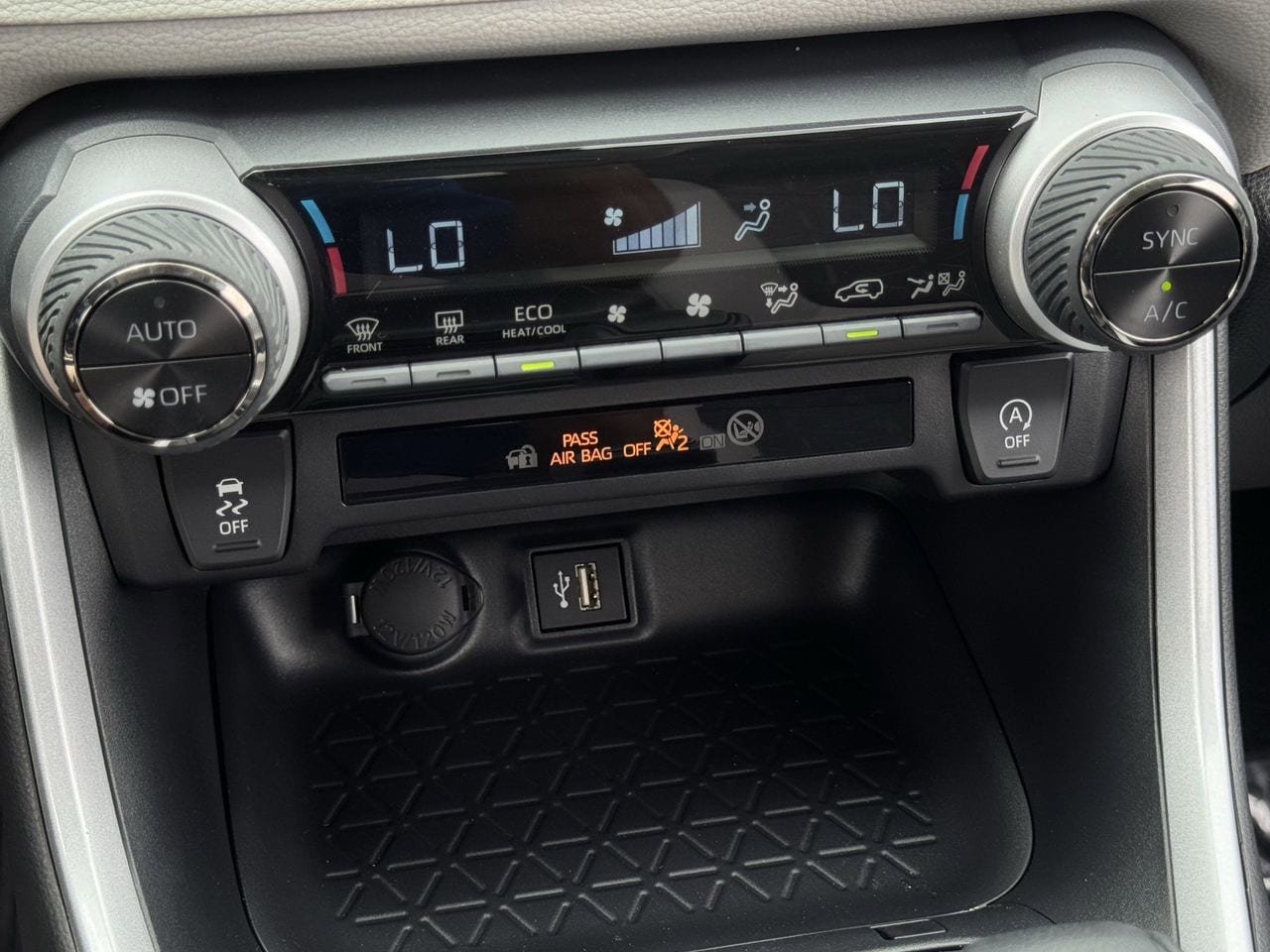 Used 2025 Toyota RAV4 XLE w/ Convenience Package FWD image 18