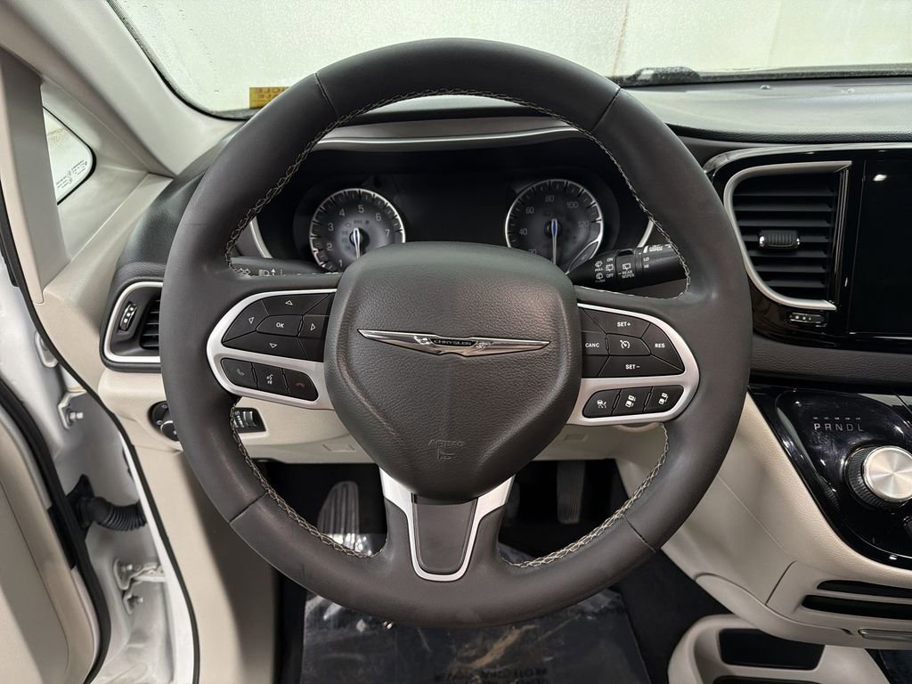 Used 2022 Chrysler Pacifica Touring-L image 34