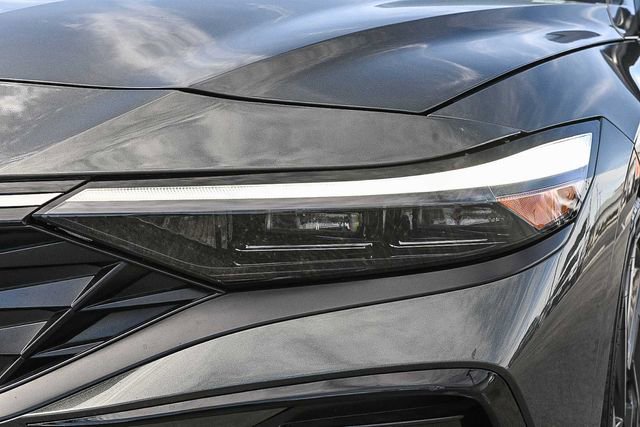 Used 2025 Hyundai Elantra Limited image 4