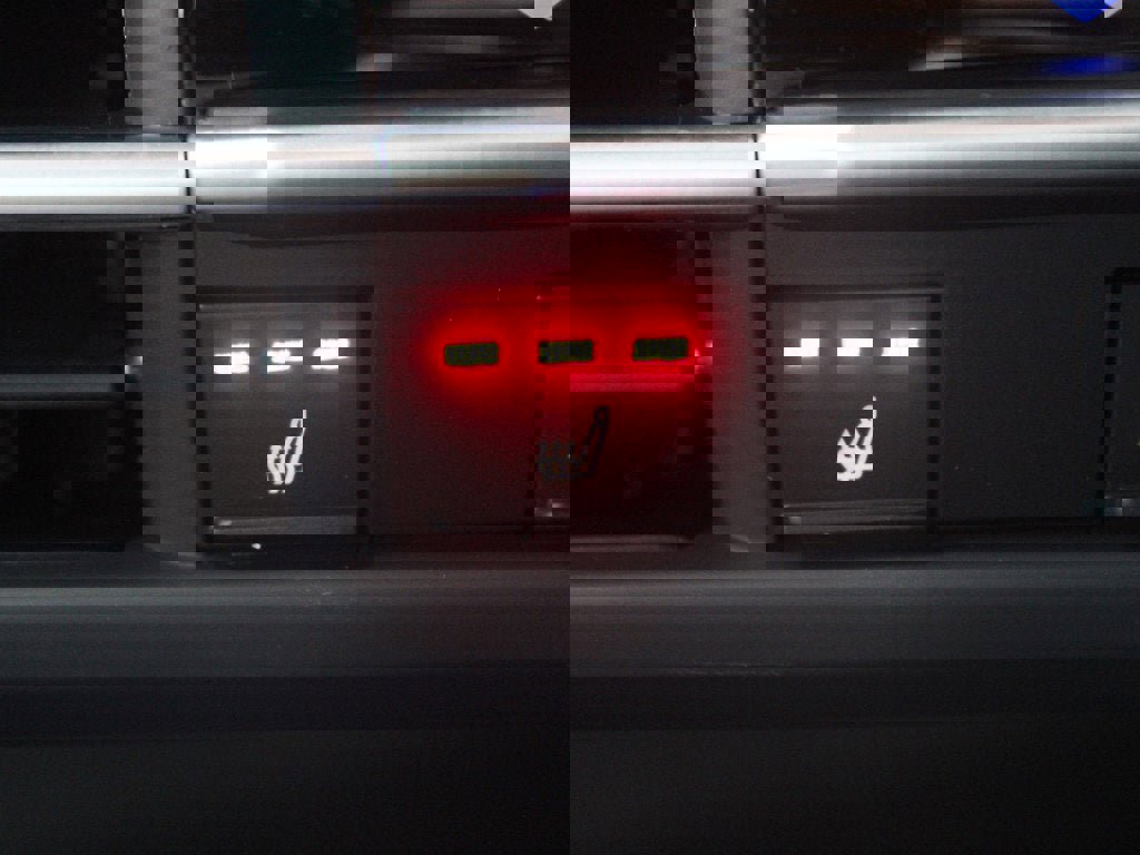 Used 2025 Toyota Sienna XLE Woodland Edition image 29