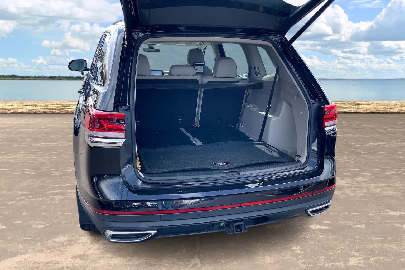 Used 2024 Volkswagen Atlas SE w/ Panoramic Sunroof Package FWD image 18