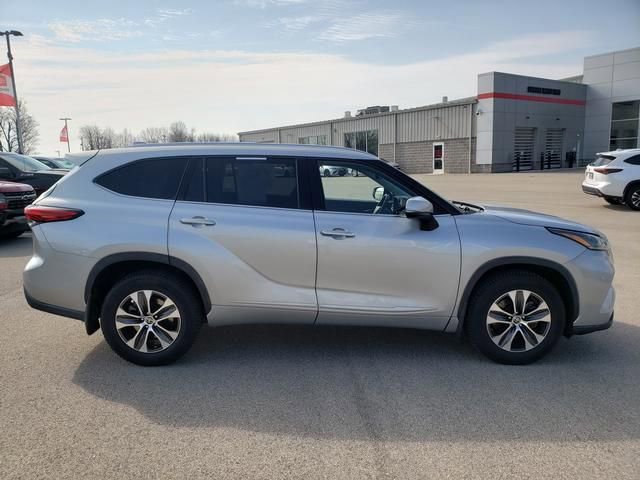 Used 2021 Toyota Highlander XLE image 4