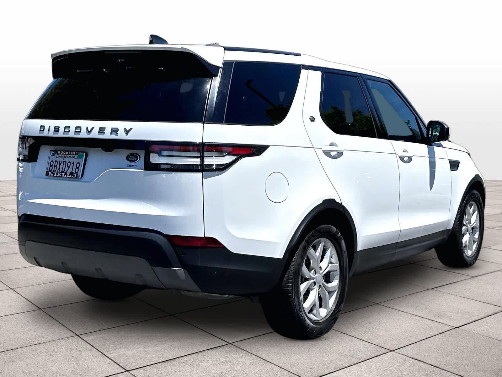 Used 2017 Land Rover Discovery SE AWD/4WD image 16