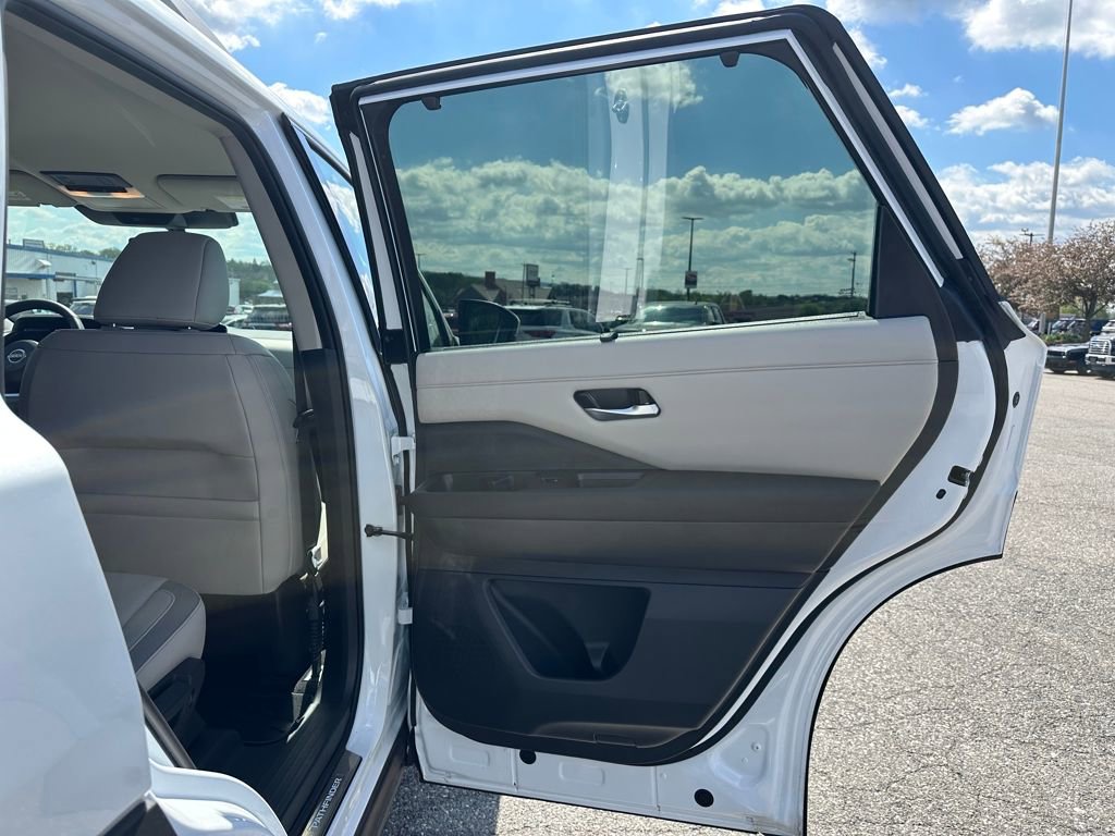 Used 2025 Nissan Pathfinder SL w/ Lighting Package (N92) image 23