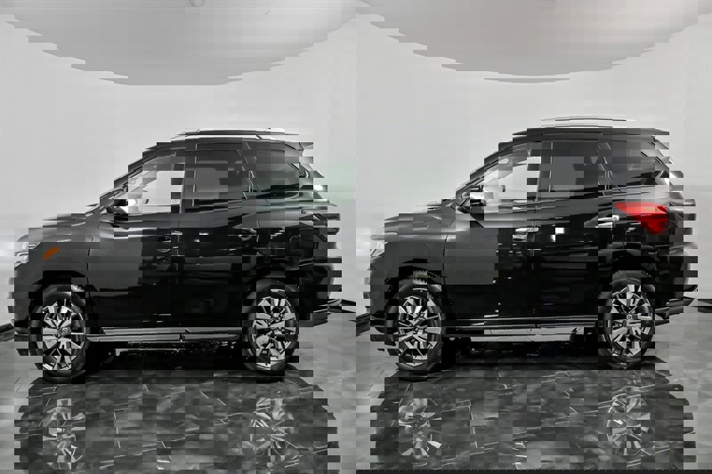 Used 2019 Nissan Pathfinder SV image 7