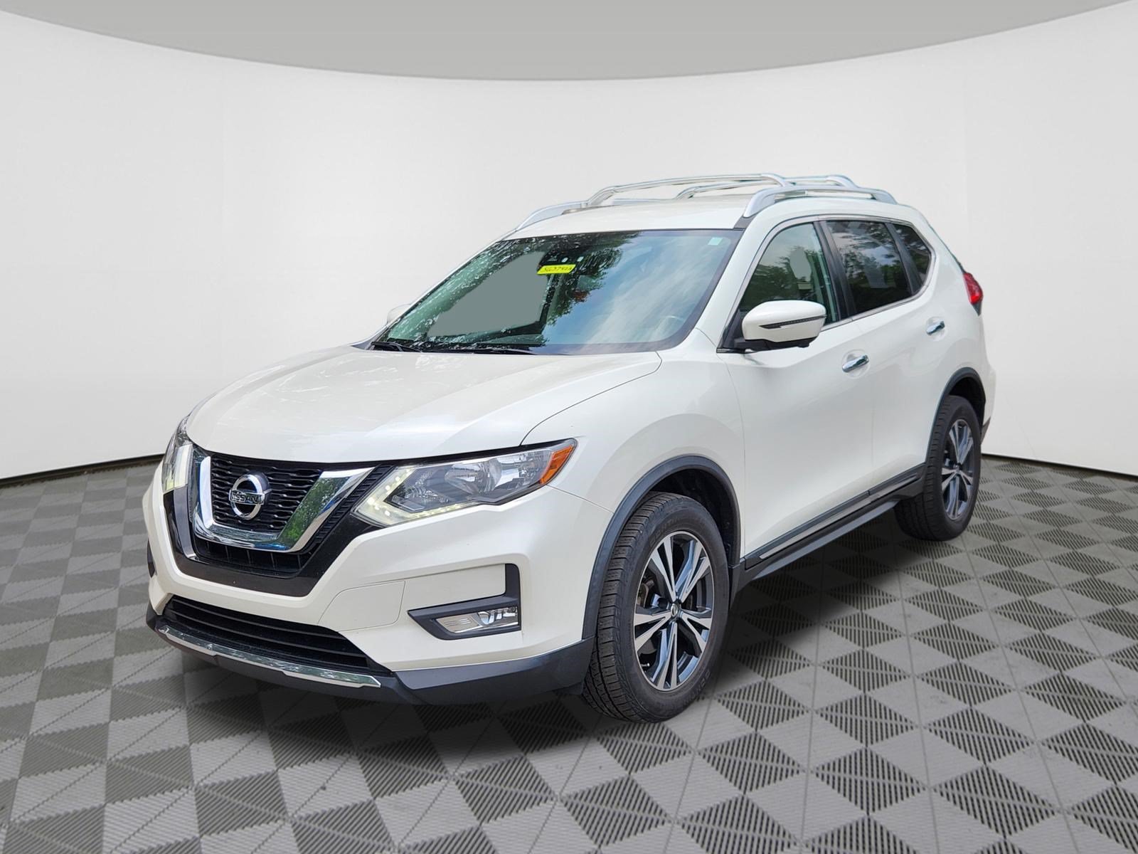 Used 2017 Nissan Rogue SL AWD/4WD image 2
