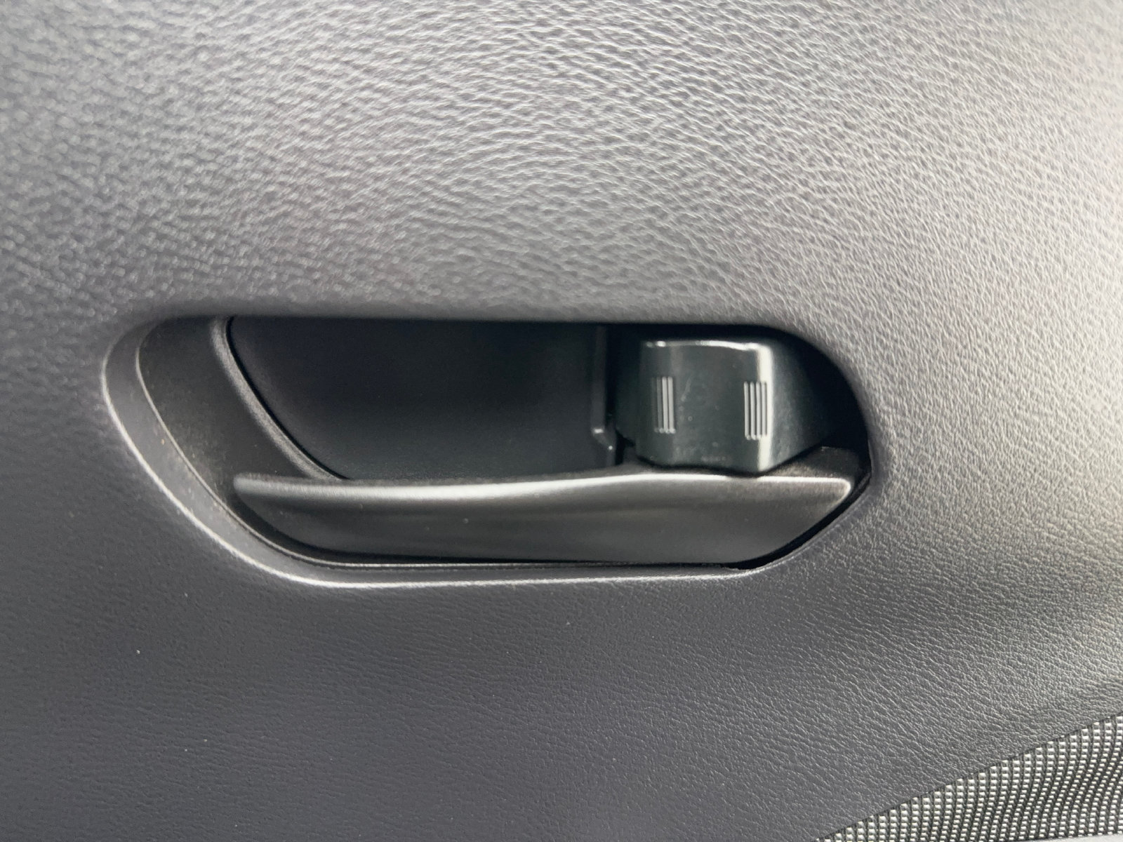 Used 2020 Nissan Kicks S FWD image 39