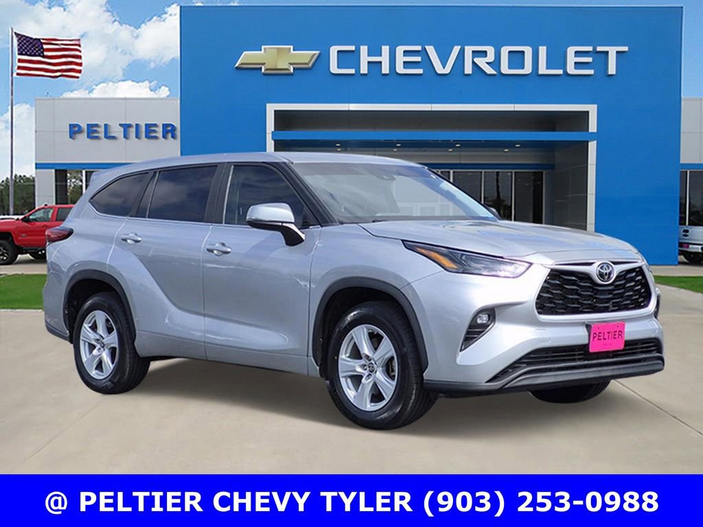 Used 2023 Toyota Highlander LE FWD image 1