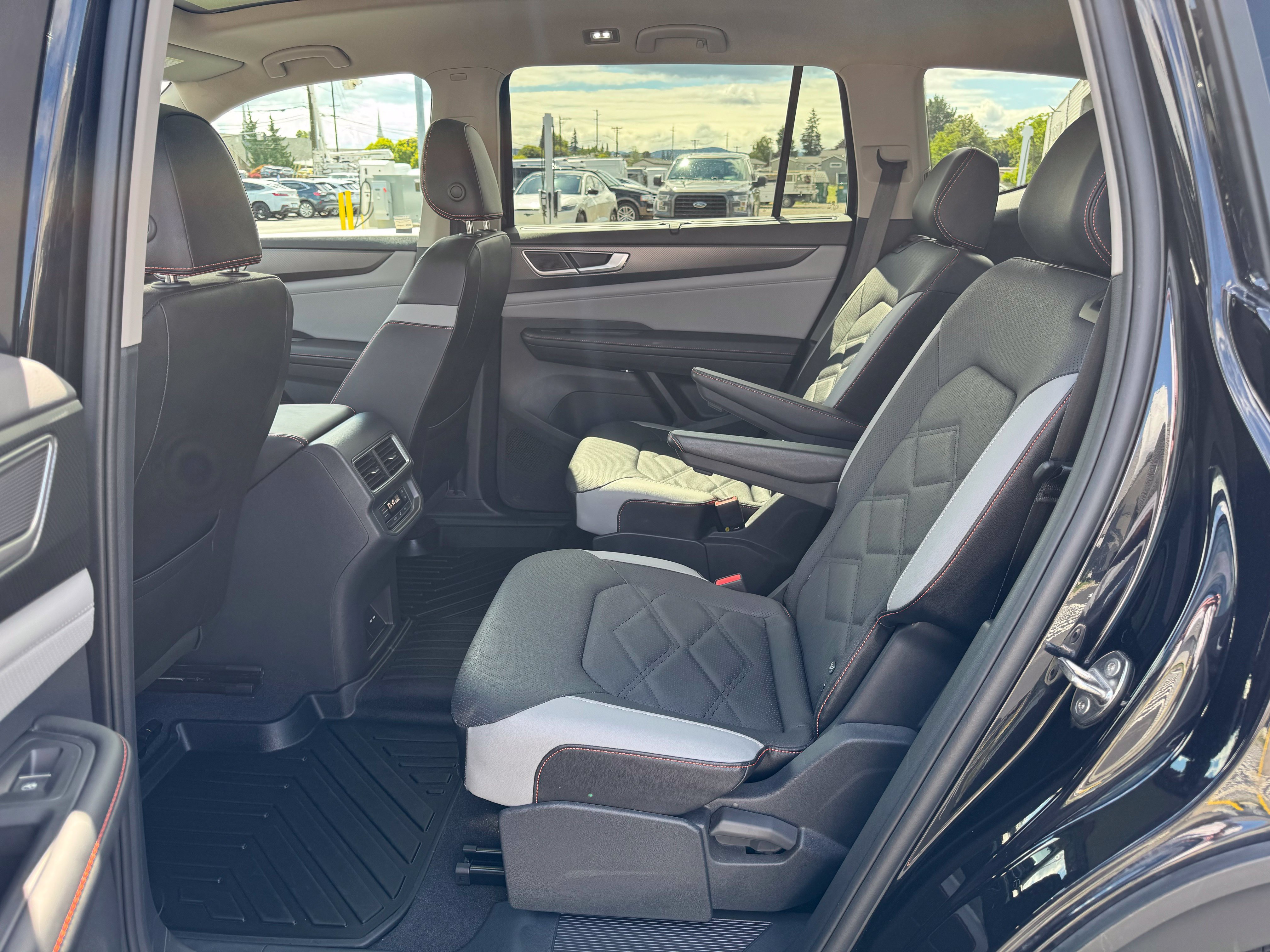 Used 2024 Volkswagen Atlas Peak Edition SEL AWD/4WD image 25
