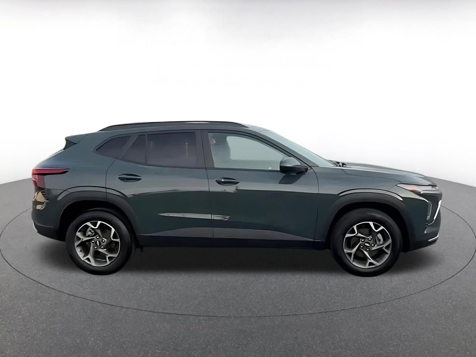 Used 2025 Chevrolet Trax LT w/ LT Convenience Package image 16