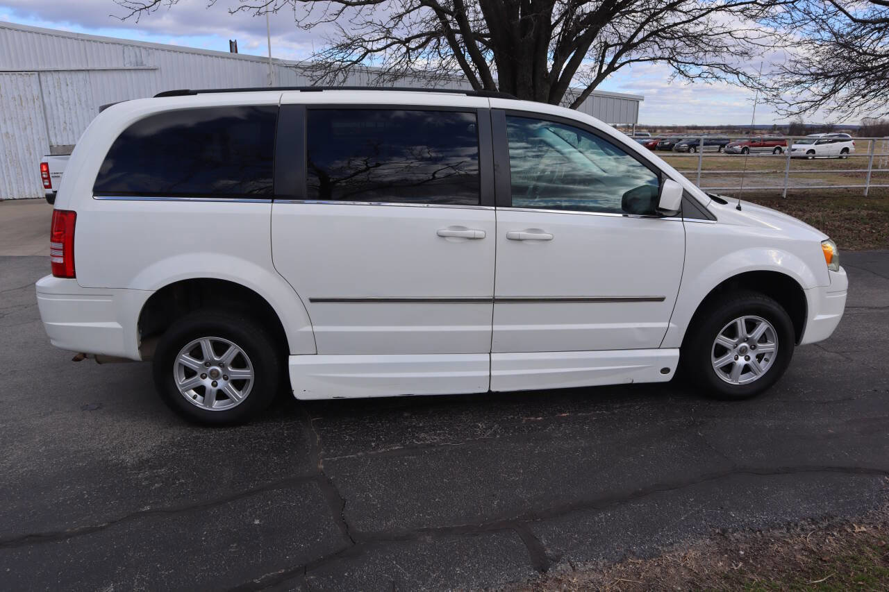 Used 2010 Chrysler Town & Country Touring image 14