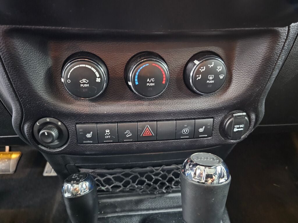 Used 2015 Jeep Wrangler Unlimited Sahara w/ Connectivity Group AWD/4WD image 20
