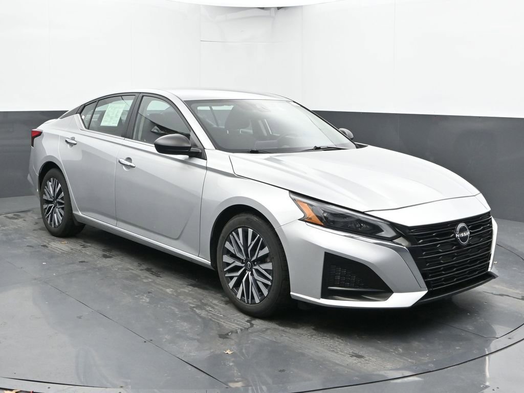 Used 2024 Nissan Altima 2.5 SV FWD image 3