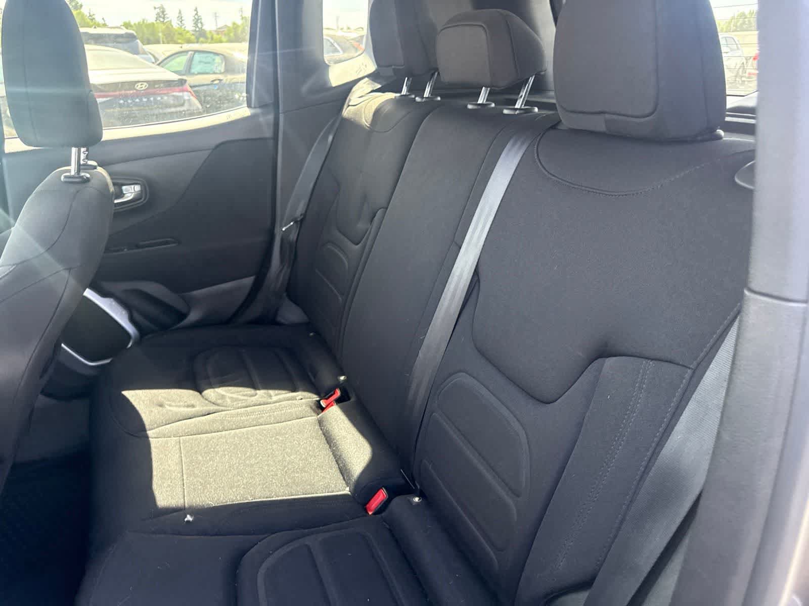Used 2018 Jeep Renegade Latitude w/ Advanced Technology Group FWD image 18