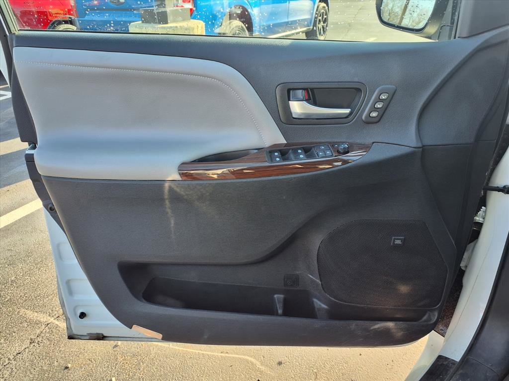 Used 2018 Toyota Sienna Limited Premium w/ Carpet Mat Package image 19