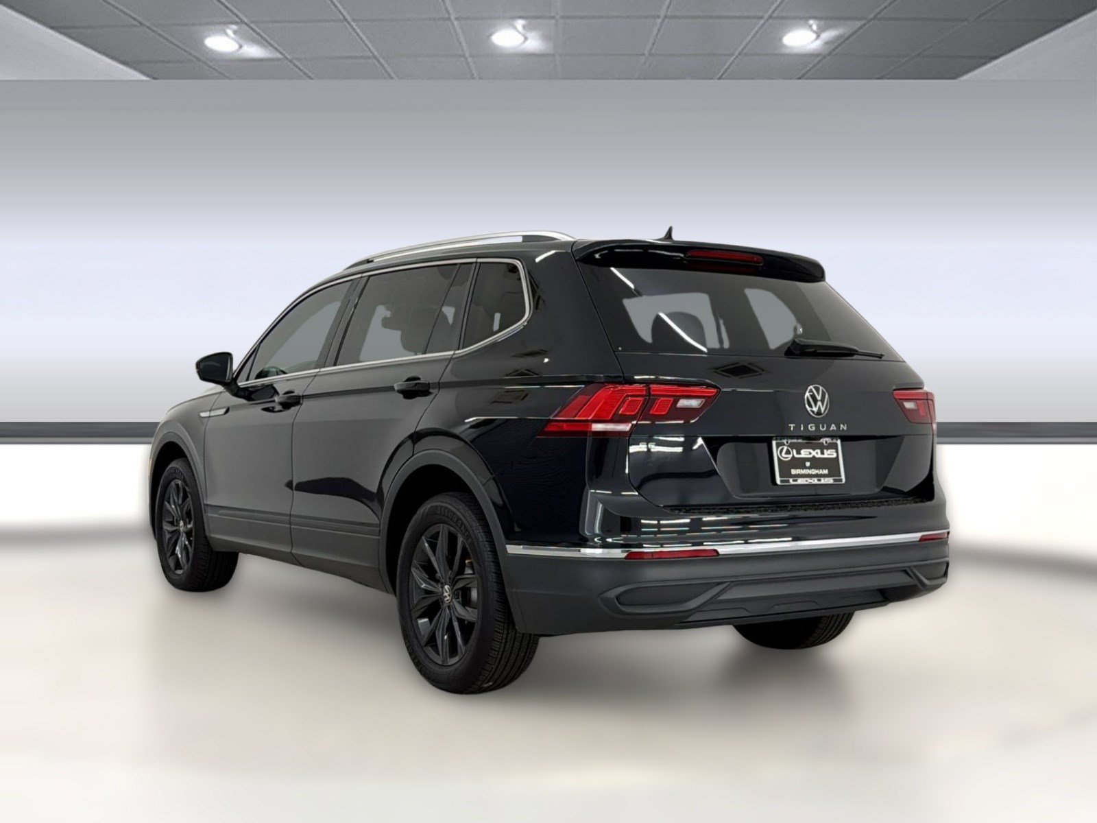 Used 2024 Volkswagen Tiguan SE FWD image 3