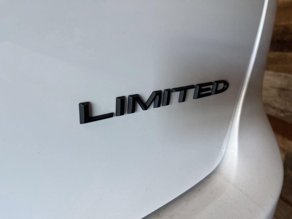 New 2027 Chrysler Pacifica Limited FWD image 23