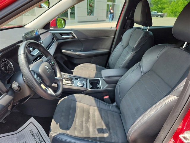 Used 2023 Mitsubishi Outlander SE Black Edition image 8