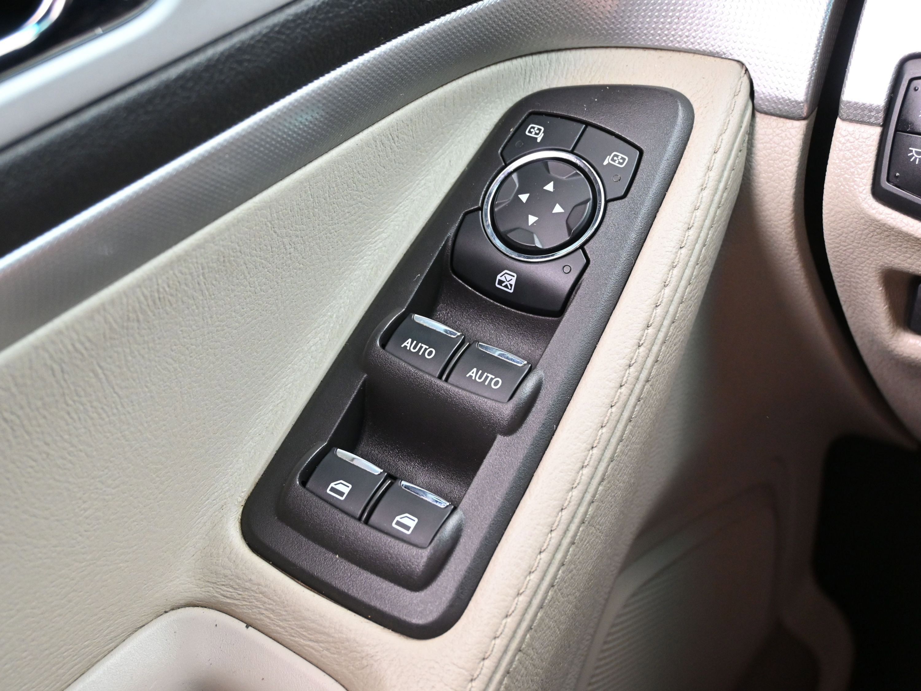 Used 2015 Ford Explorer XLT w/ Equipment Group 202A FWD image 25