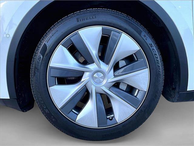 Used 2022 Tesla Model Y Long Range image 10