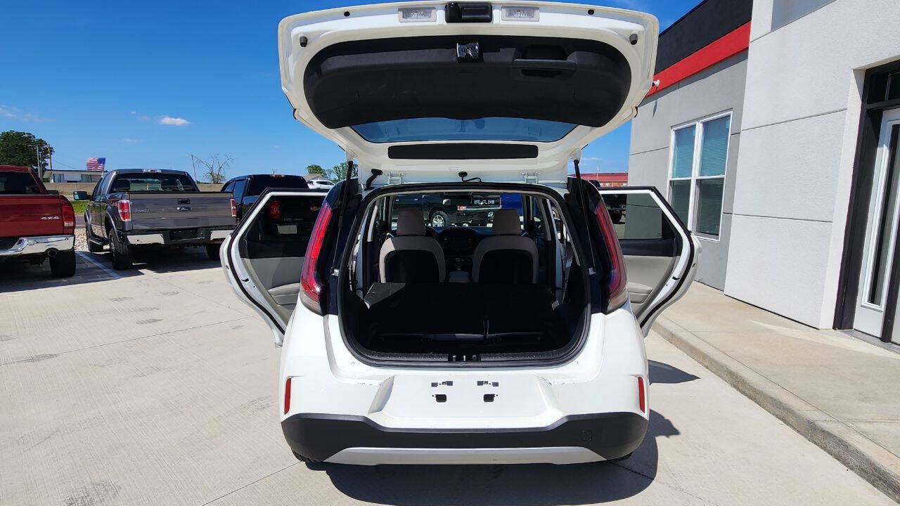 Used 2023 Kia Soul LX w/ LX Technology Package FWD image 22