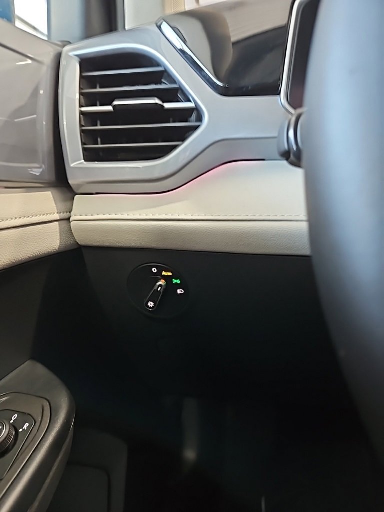 Used 2025 Volkswagen Taos SEL image 36