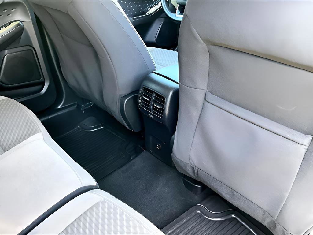 Used 2020 Ford Escape SE image 19