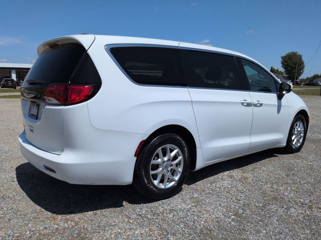 Used 2023 Chrysler Voyager LX FWD image 3