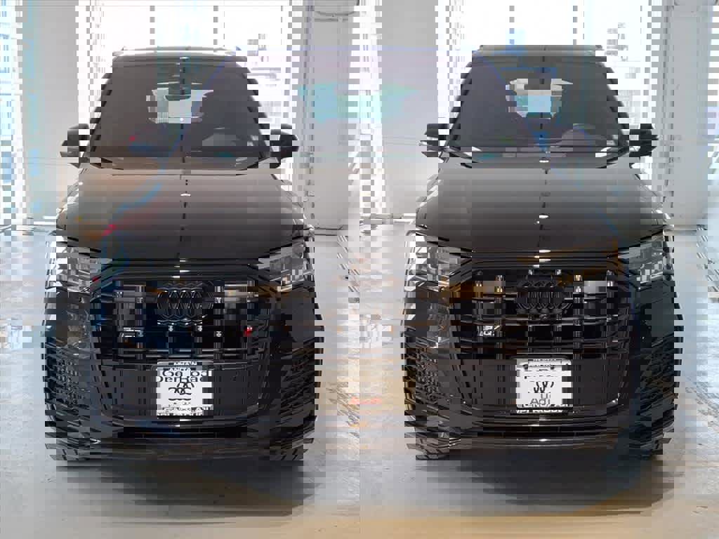 Used 2023 Audi SQ7 Premium Plus w/ Executive Package image 2
