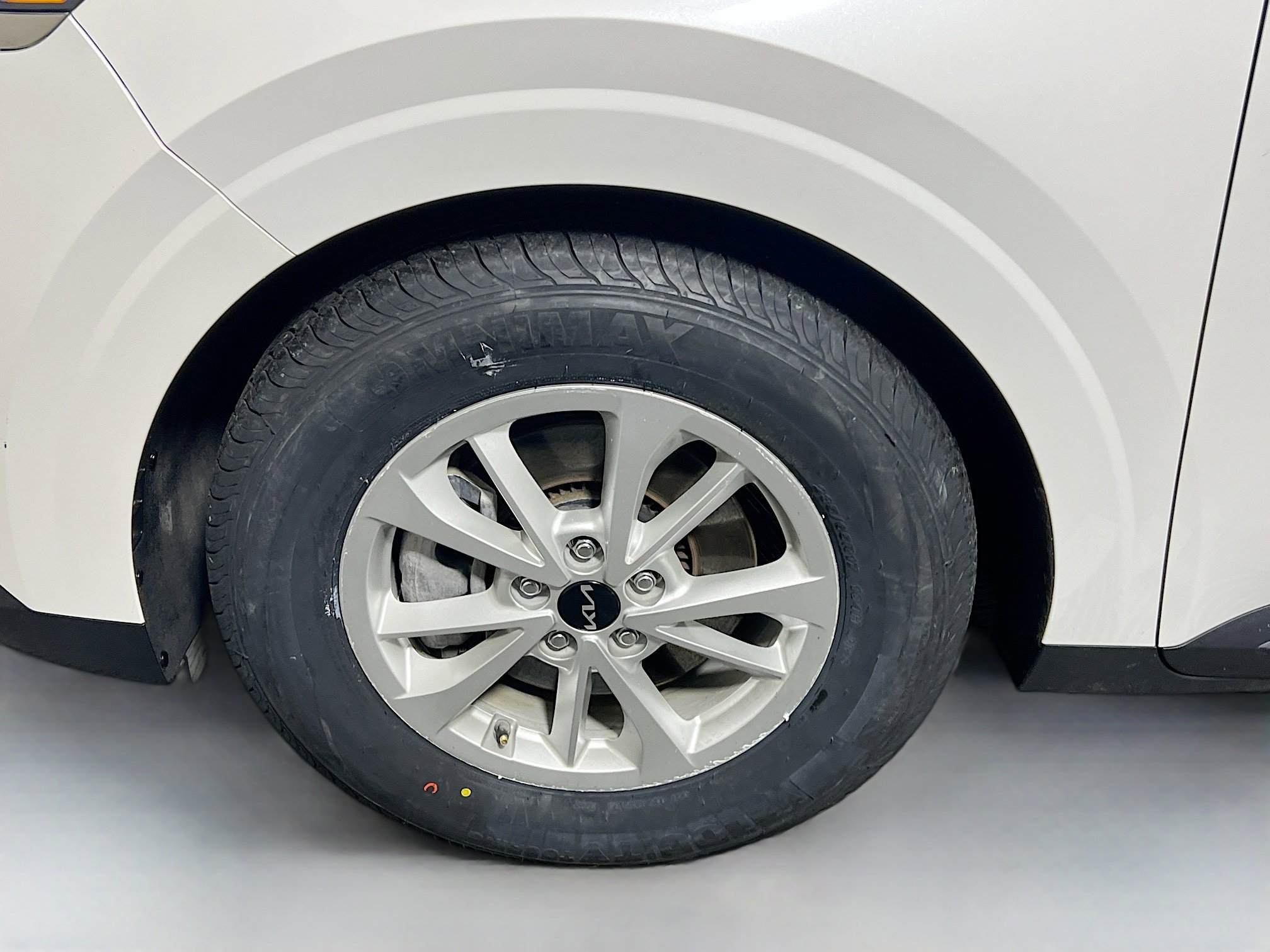 Used 2023 Kia Carnival LX image 13