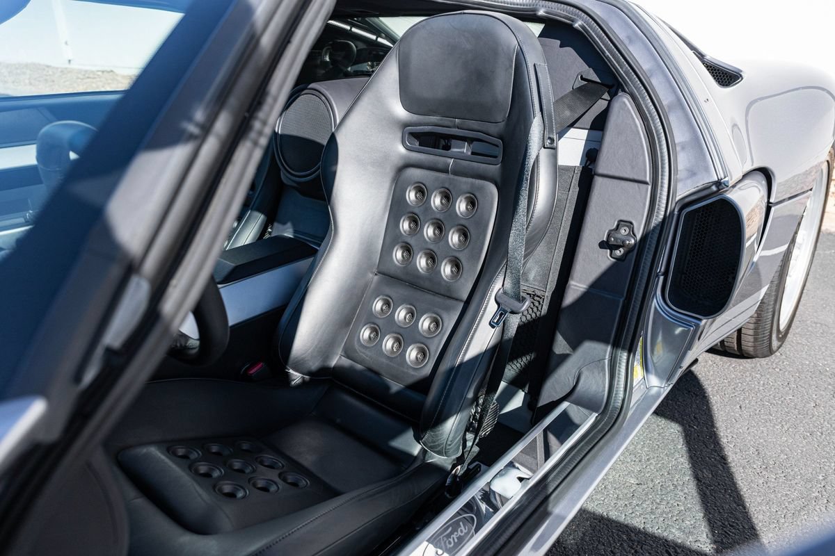 Used 2006 Ford GT RWD image 26