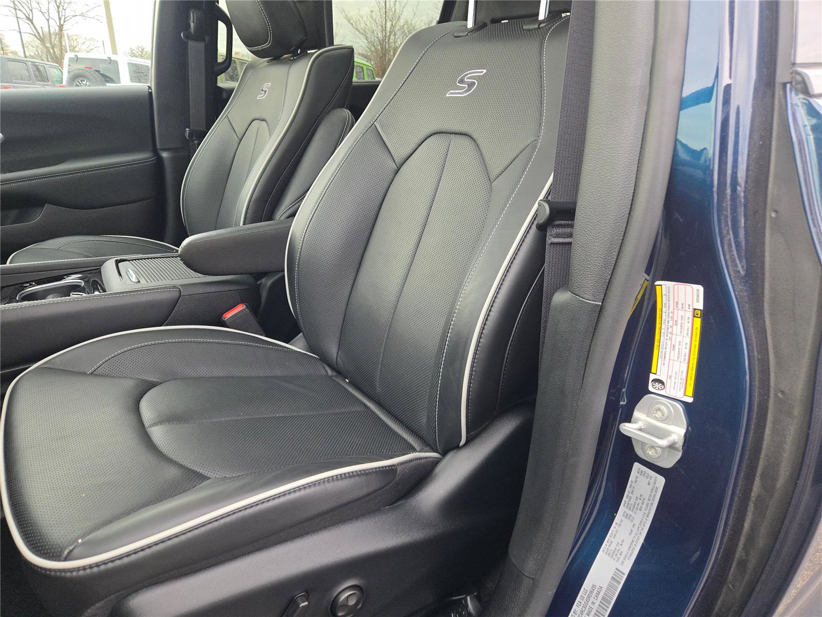 Used 2025 Chrysler Pacifica Limited w/ Uconnect Theater Family Group image 27