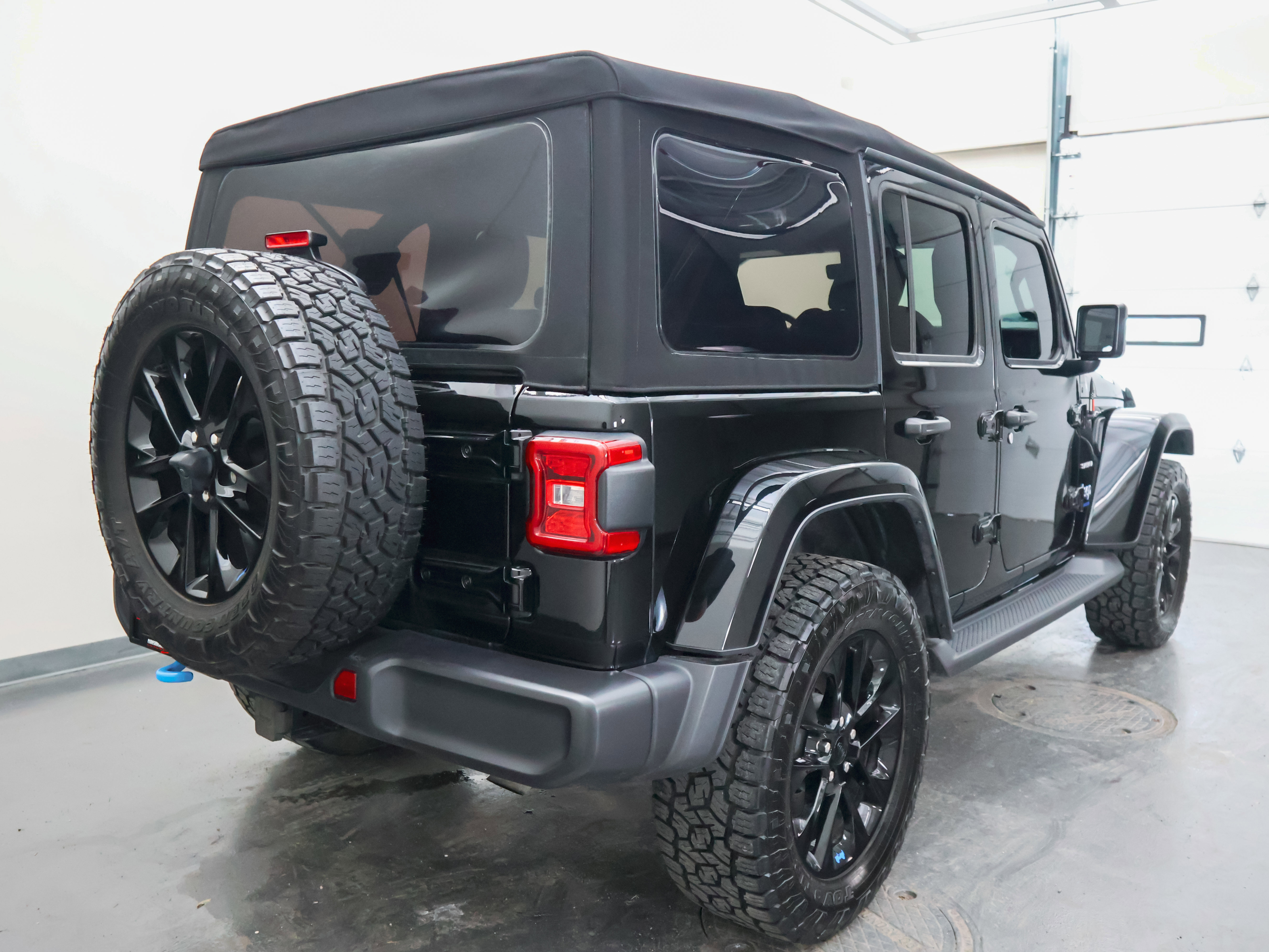 Used 2023 Jeep Wrangler Sahara w/ Cold Weather Group AWD/4WD image 3