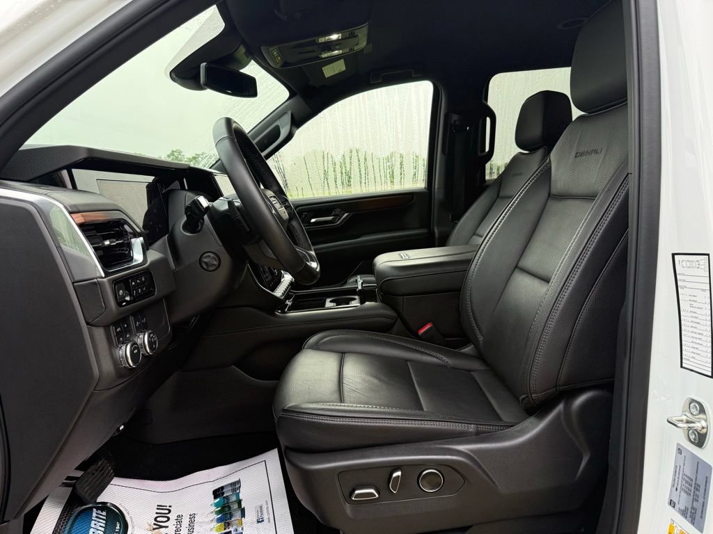 Used 2025 GMC Yukon XL Denali AWD/4WD image 28