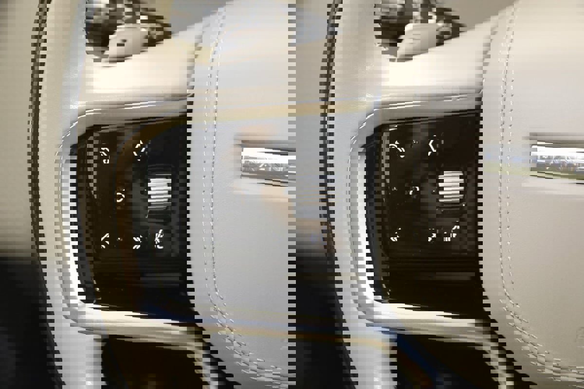 Used 2021 Land Rover Range Rover Velar R-Dynamic S image 37