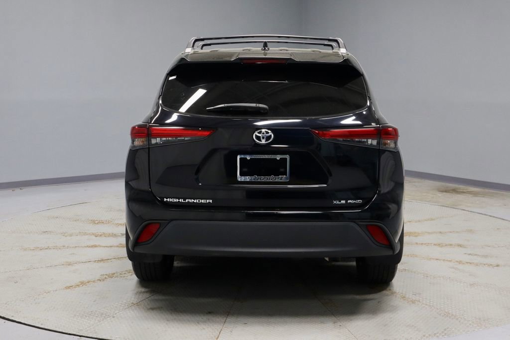 Used 2023 Toyota Highlander XLE AWD/4WD image 10