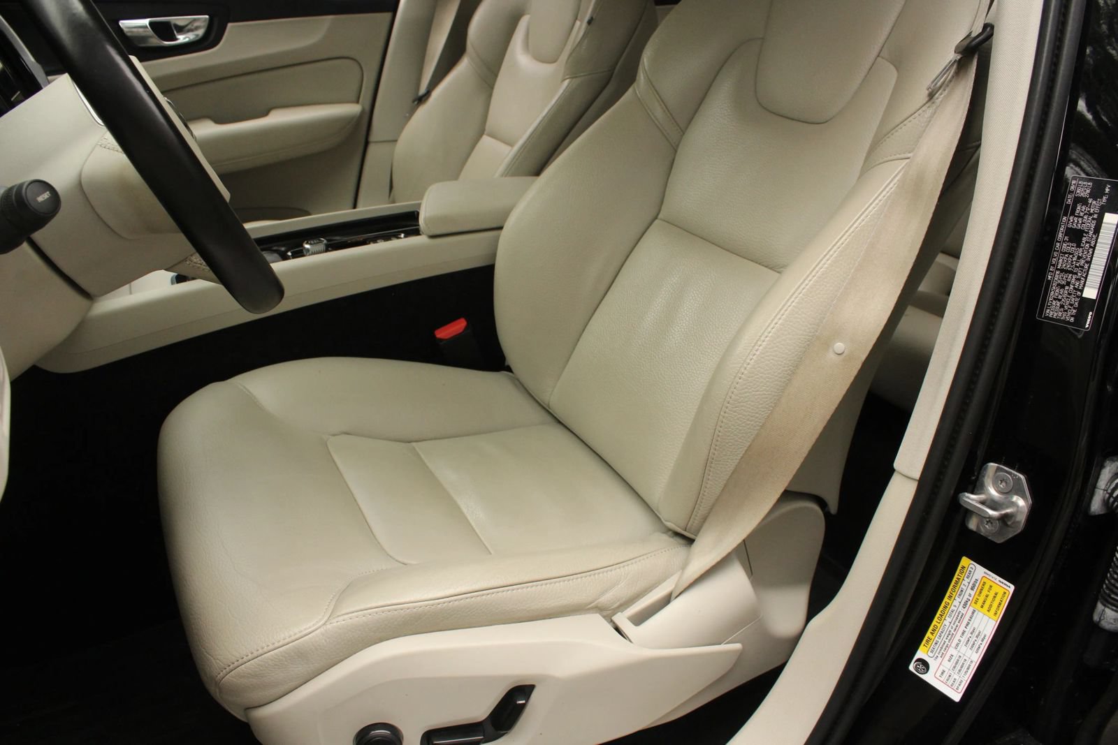 Used 2019 Volvo XC60 T5 Momentum w/ Multimedia Package AWD/4WD image 17