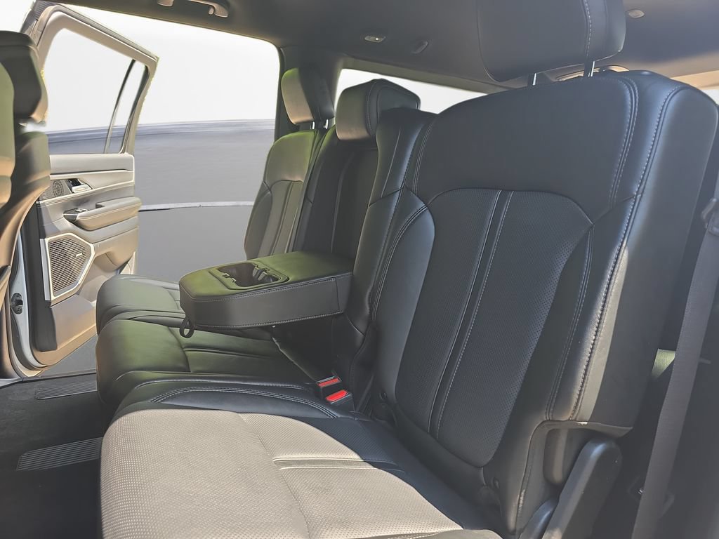 Certified 2025 Jeep Wagoneer Series II w/ 8-Passenger Seating Package AWD/4WD image 15